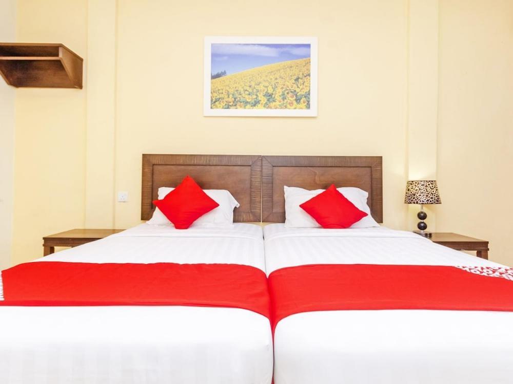Sunflower Express Hotel Pontian Kecil Exterior foto