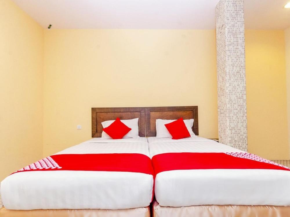 Sunflower Express Hotel Pontian Kecil Exterior foto