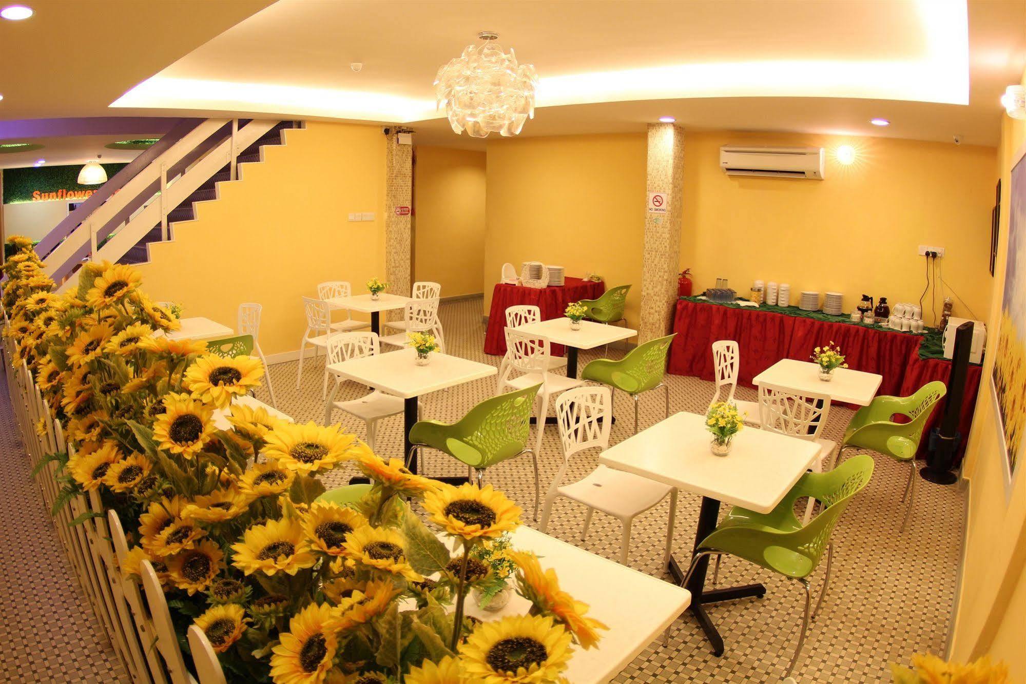 Sunflower Express Hotel Pontian Kecil Exterior foto