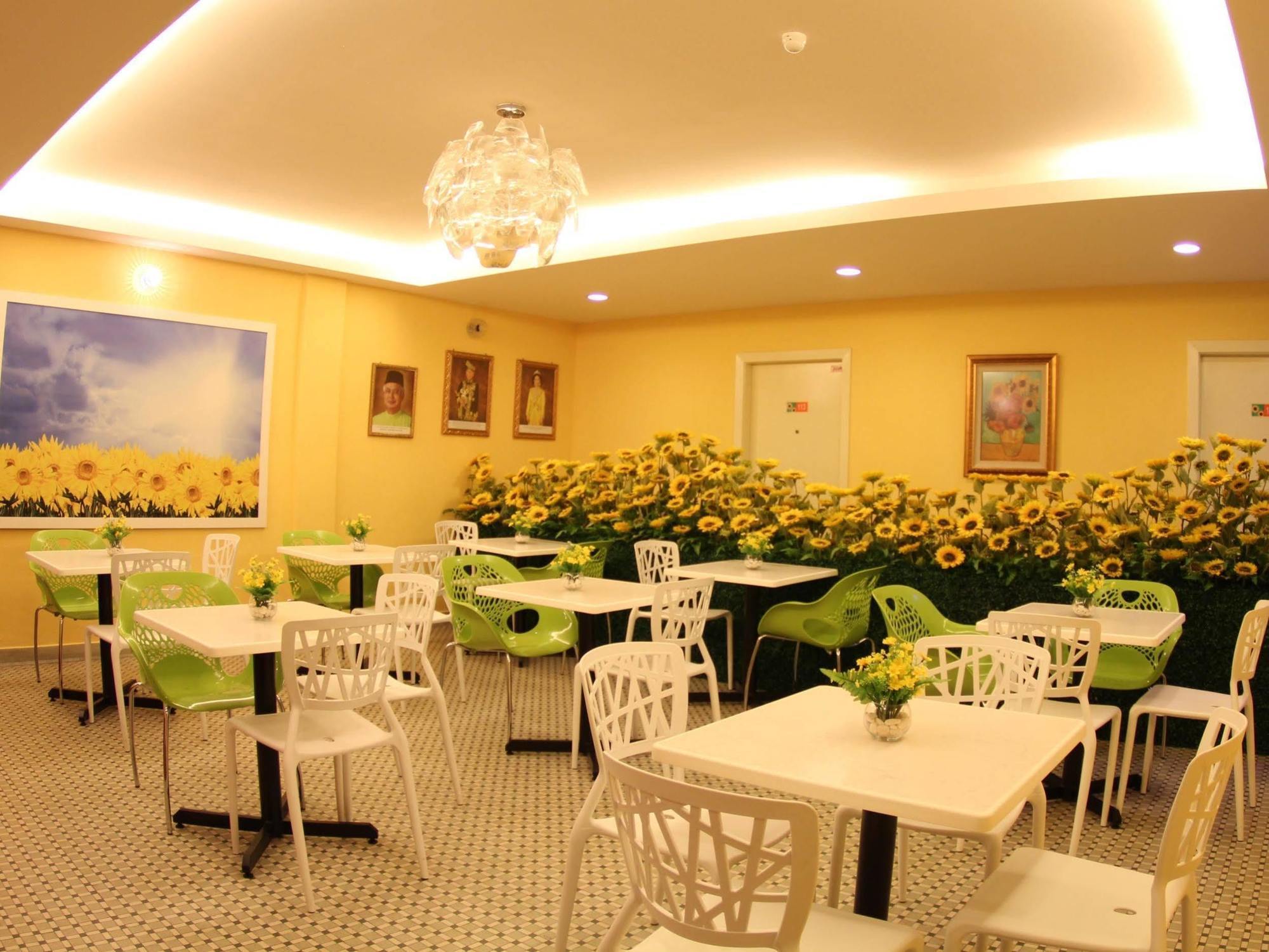 Sunflower Express Hotel Pontian Kecil Exterior foto