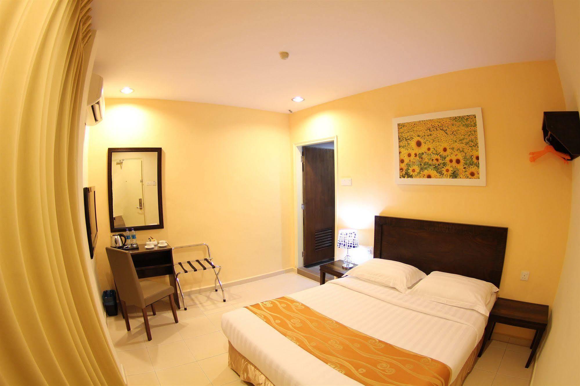 Sunflower Express Hotel Pontian Kecil Exterior foto